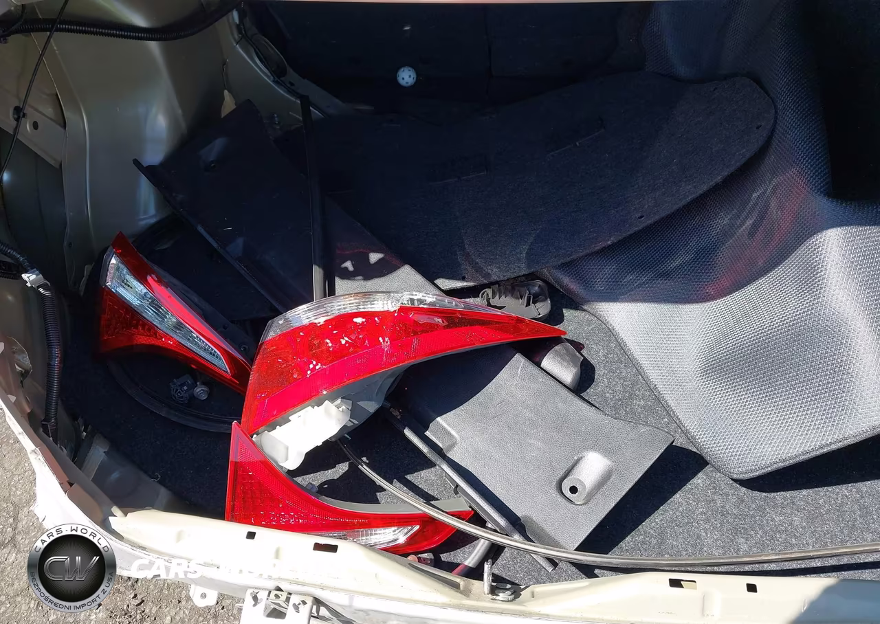 2015 Toyota Corolla L VIN:5YFBURHE4FP189624 - 12