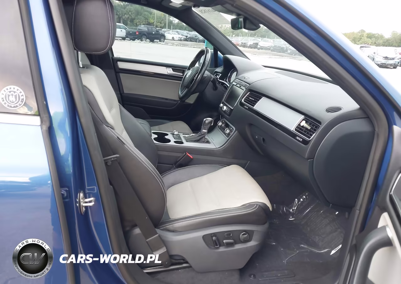 2017 Volkswagen Touareg V6 Wolfsburg Edition VIN:WVGRF7BP2HD004639 - 5