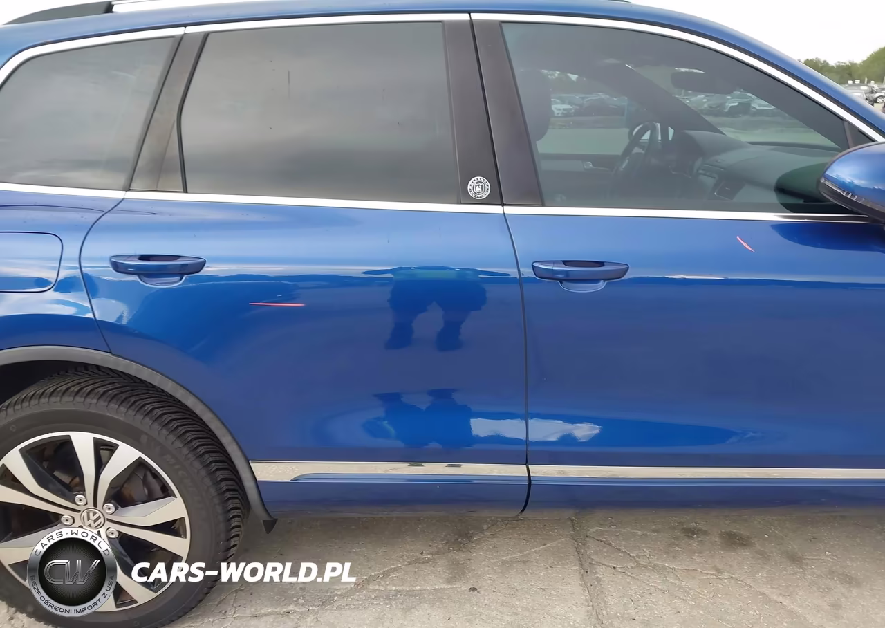 2017 Volkswagen Touareg V6 Wolfsburg Edition VIN:WVGRF7BP2HD004639 - 6