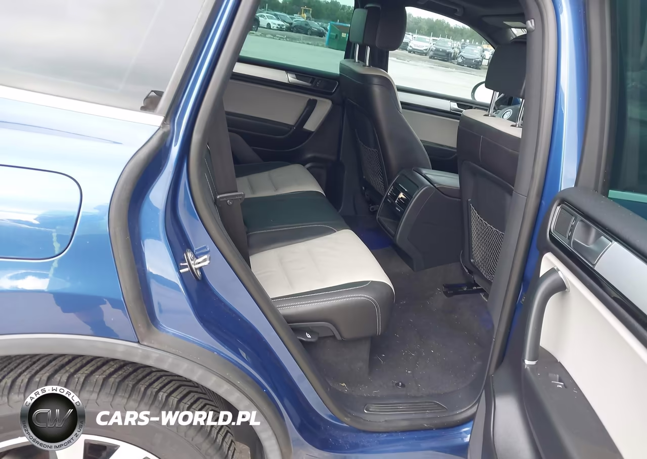 2017 Volkswagen Touareg V6 Wolfsburg Edition VIN:WVGRF7BP2HD004639 - 8