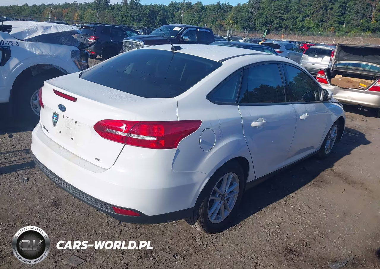 2017 Ford Focus Se VIN:1FADP3F25HL335276 - 4