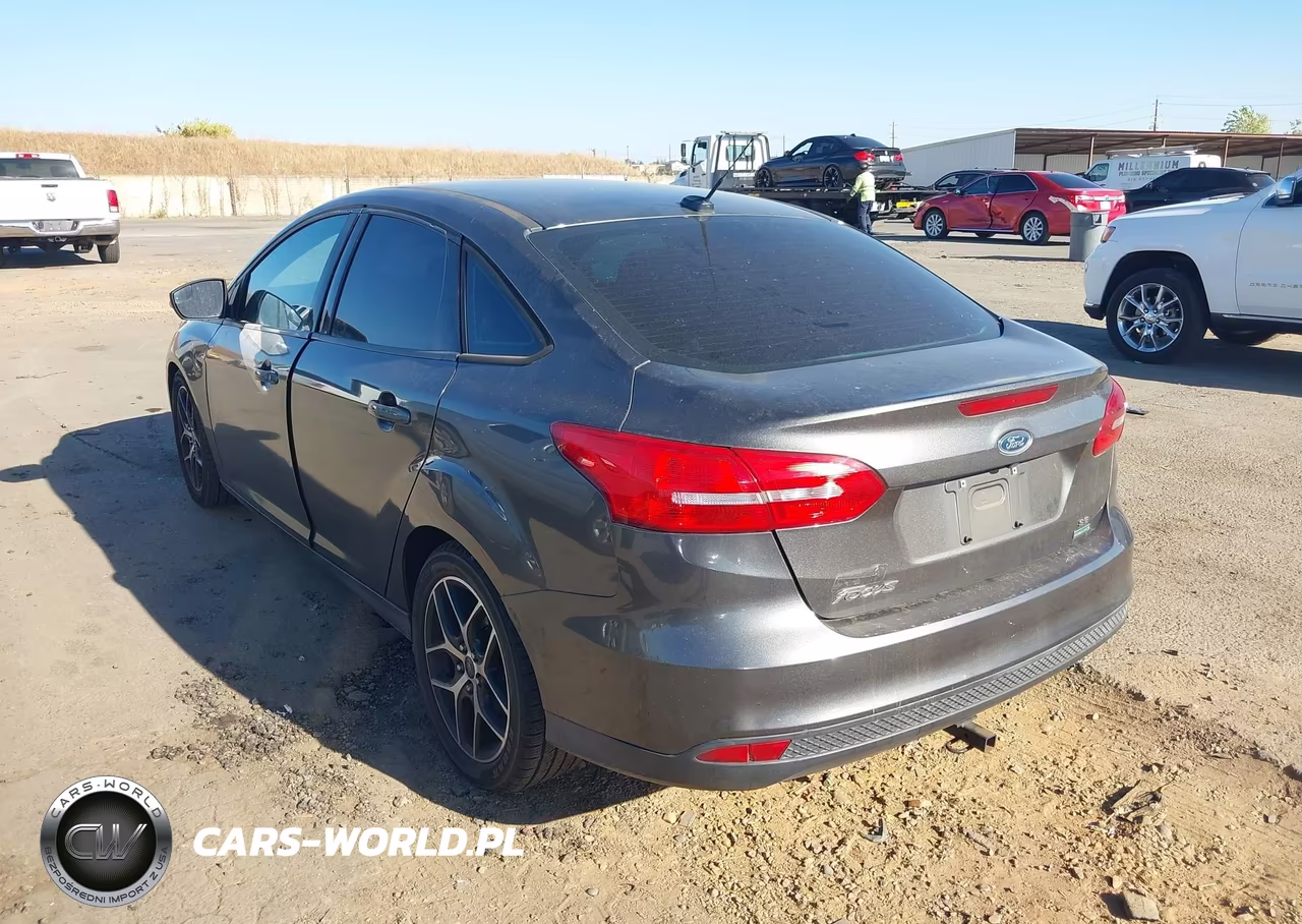 2016 Ford Focus Se VIN:1FADP3FE2GL257807 - 3