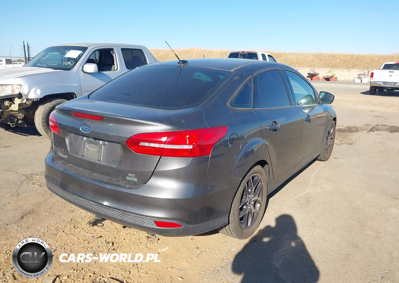 2016 Ford Focus Se VIN:1FADP3FE2GL257807 - 4