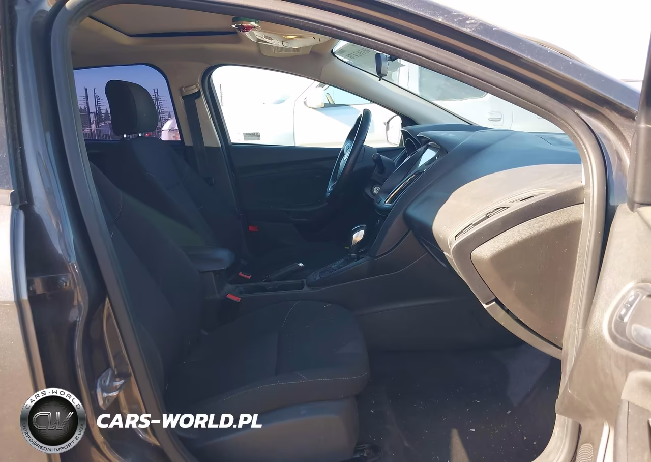 2016 Ford Focus Se VIN:1FADP3FE2GL257807 - 5