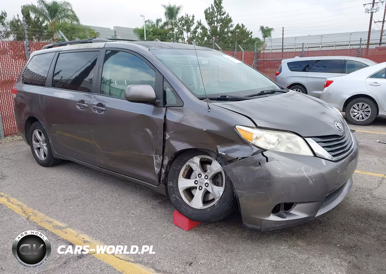 2012 Toyota Sienna Le V6 8 Passenger