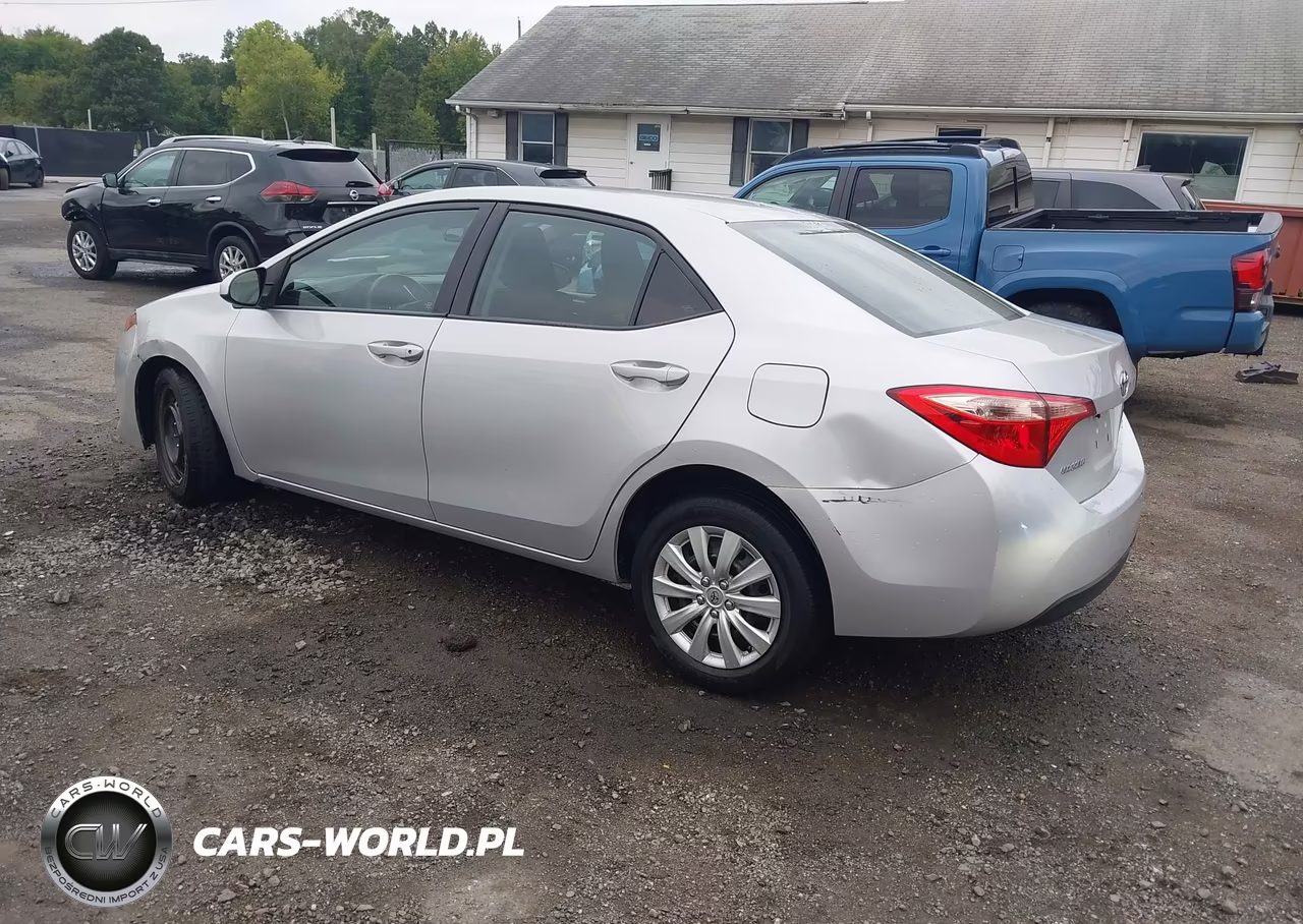 2018 Toyota Corolla Le VIN:2T1BURHE7JC987995 - 3