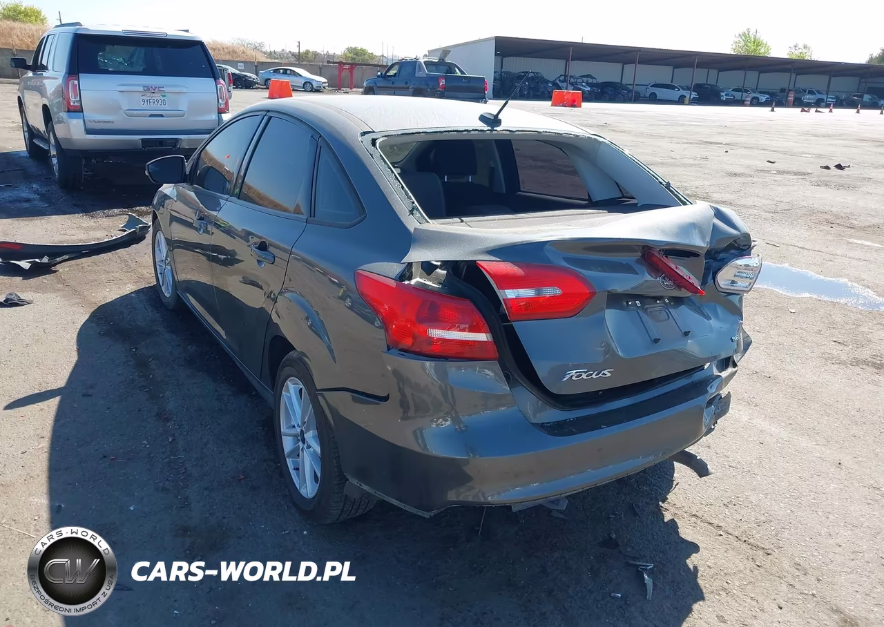2017 Ford Focus Se VIN:1FADP3F23HL300090 - 3