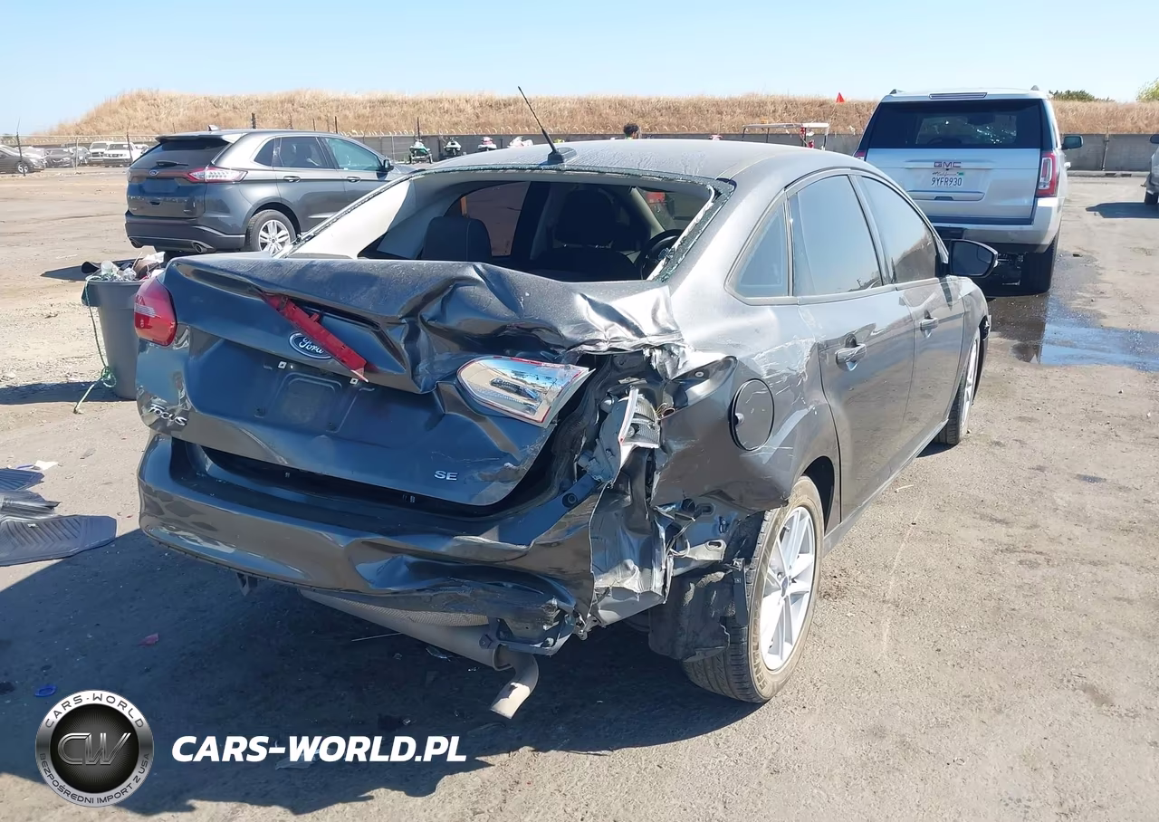 2017 Ford Focus Se VIN:1FADP3F23HL300090 - 4