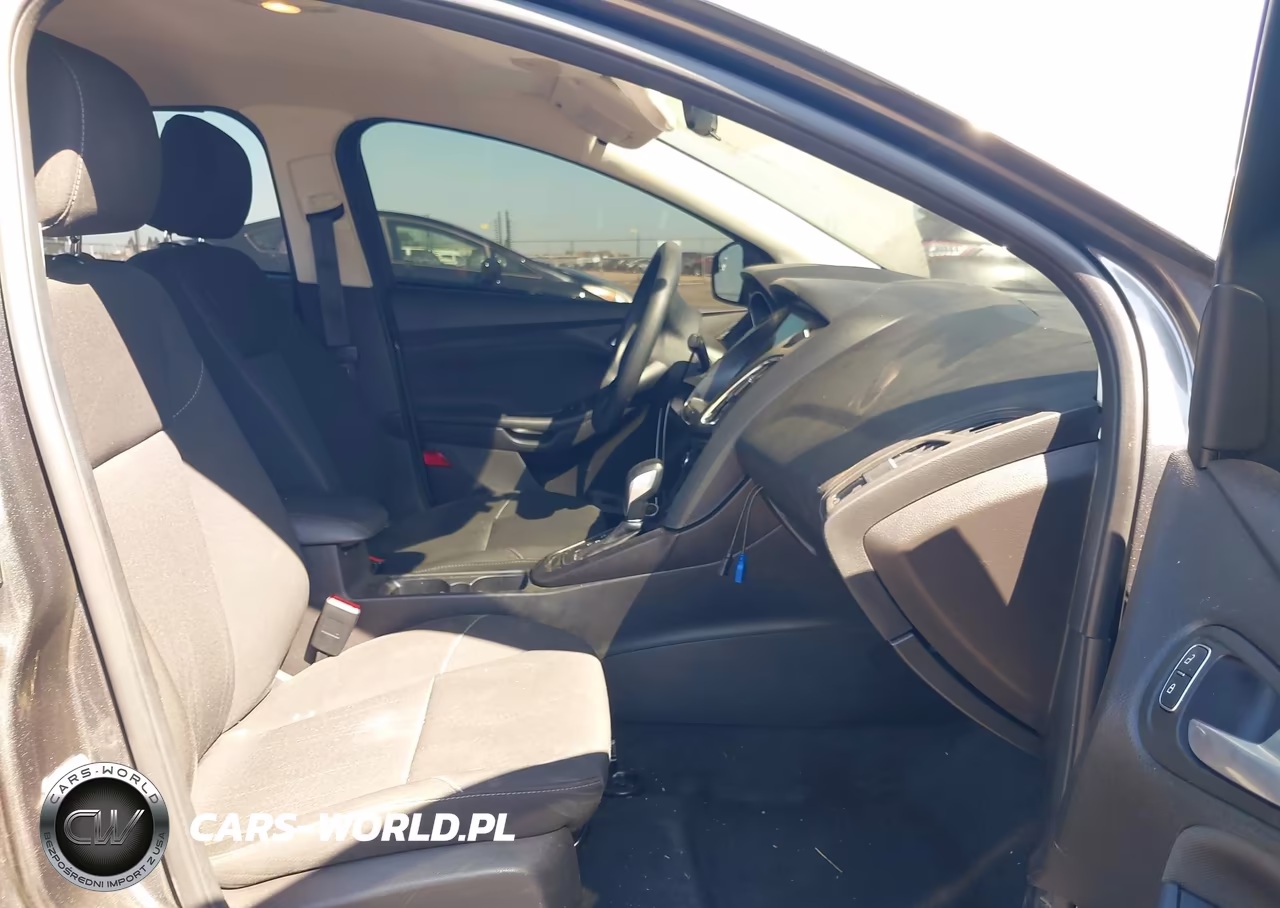 2017 Ford Focus Se VIN:1FADP3F23HL300090 - 5