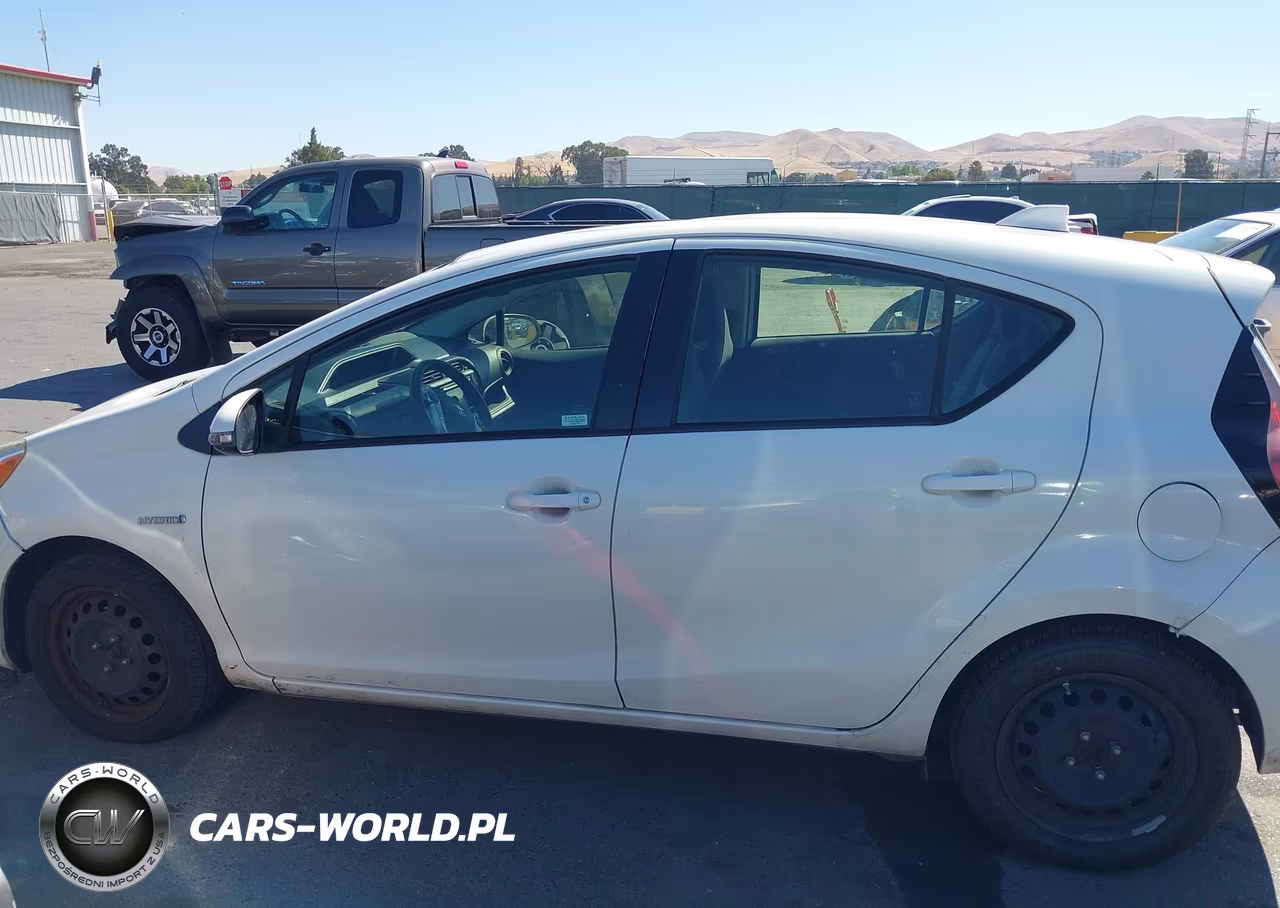 2016 Toyota Prius C One VIN:JTDKDTB34G1117557 - 14