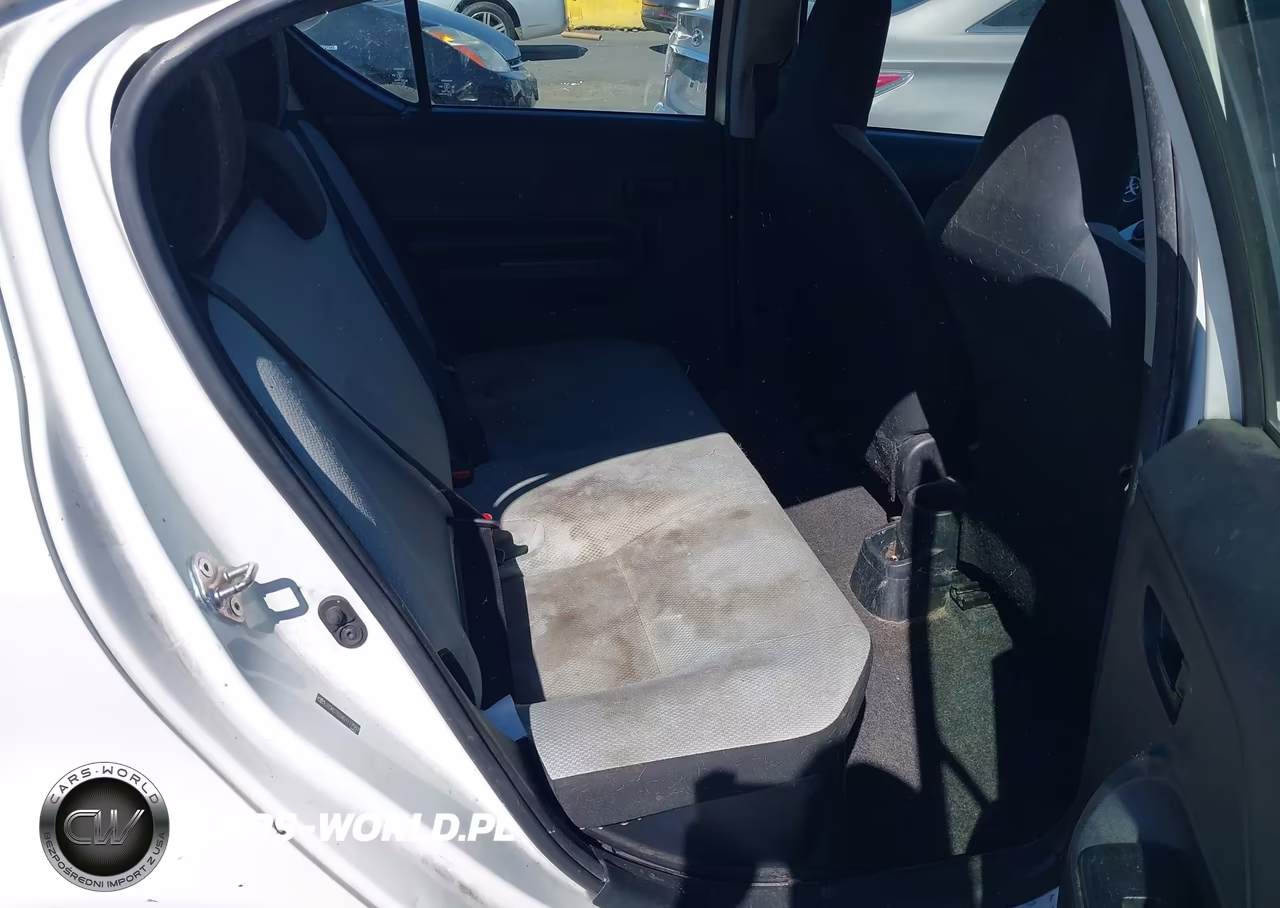 2016 Toyota Prius C One VIN:JTDKDTB34G1117557 - 8