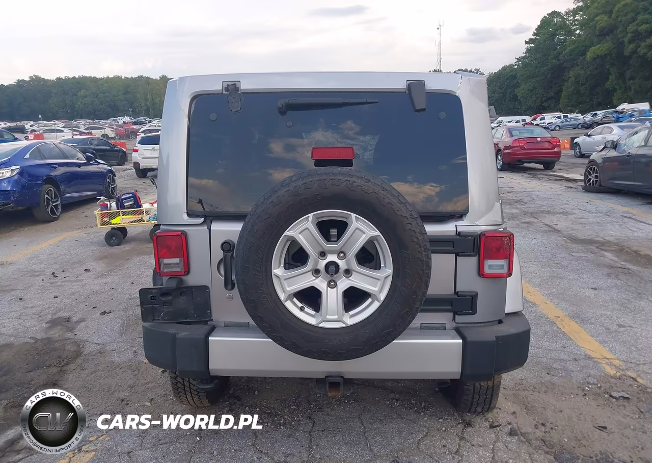 2014 Jeep Wrangler Unlimited Sahara VIN:1C4HJWEG3EL198099 - 16