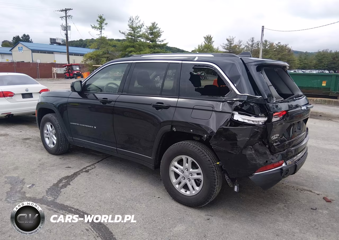2023 Jeep Grand Cherokee Laredo 4X4 VIN:1C4RJHAG4PC529328 - 3