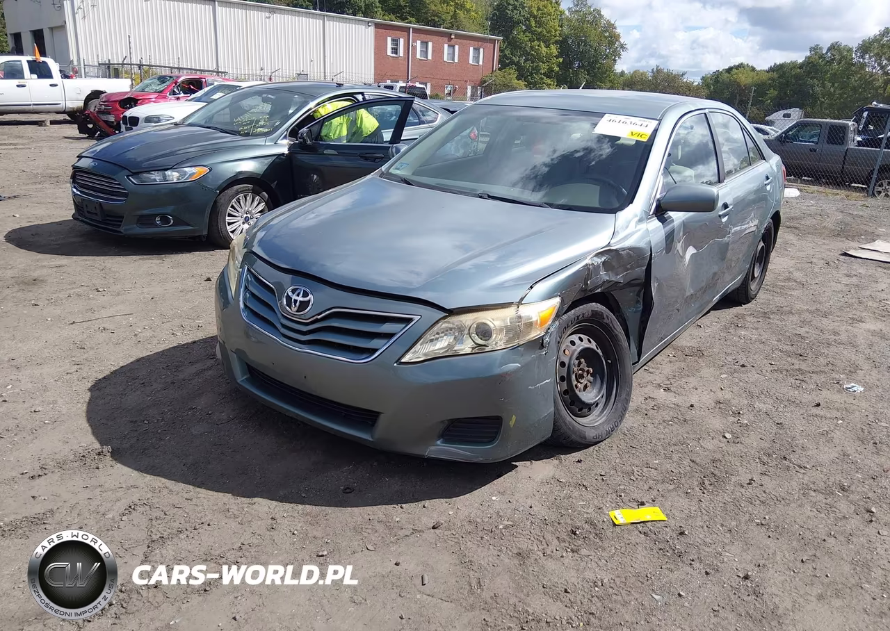 2010 Toyota Camry Le – zdjęcie 1 z 15