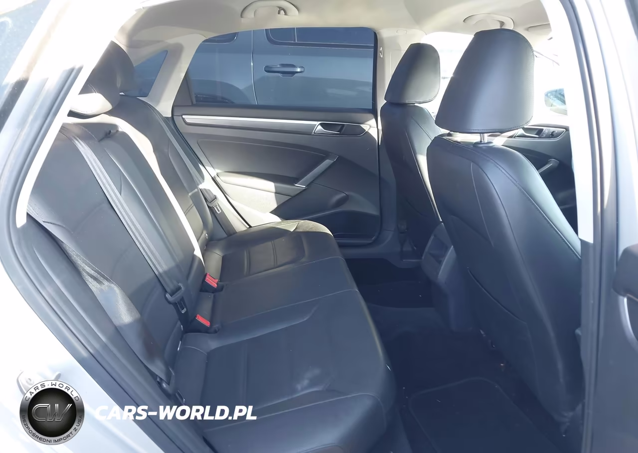 2018 Volkswagen Passat 2.0T R-Line-2.0T S VIN:1VWAA7A34JC013673 - 8
