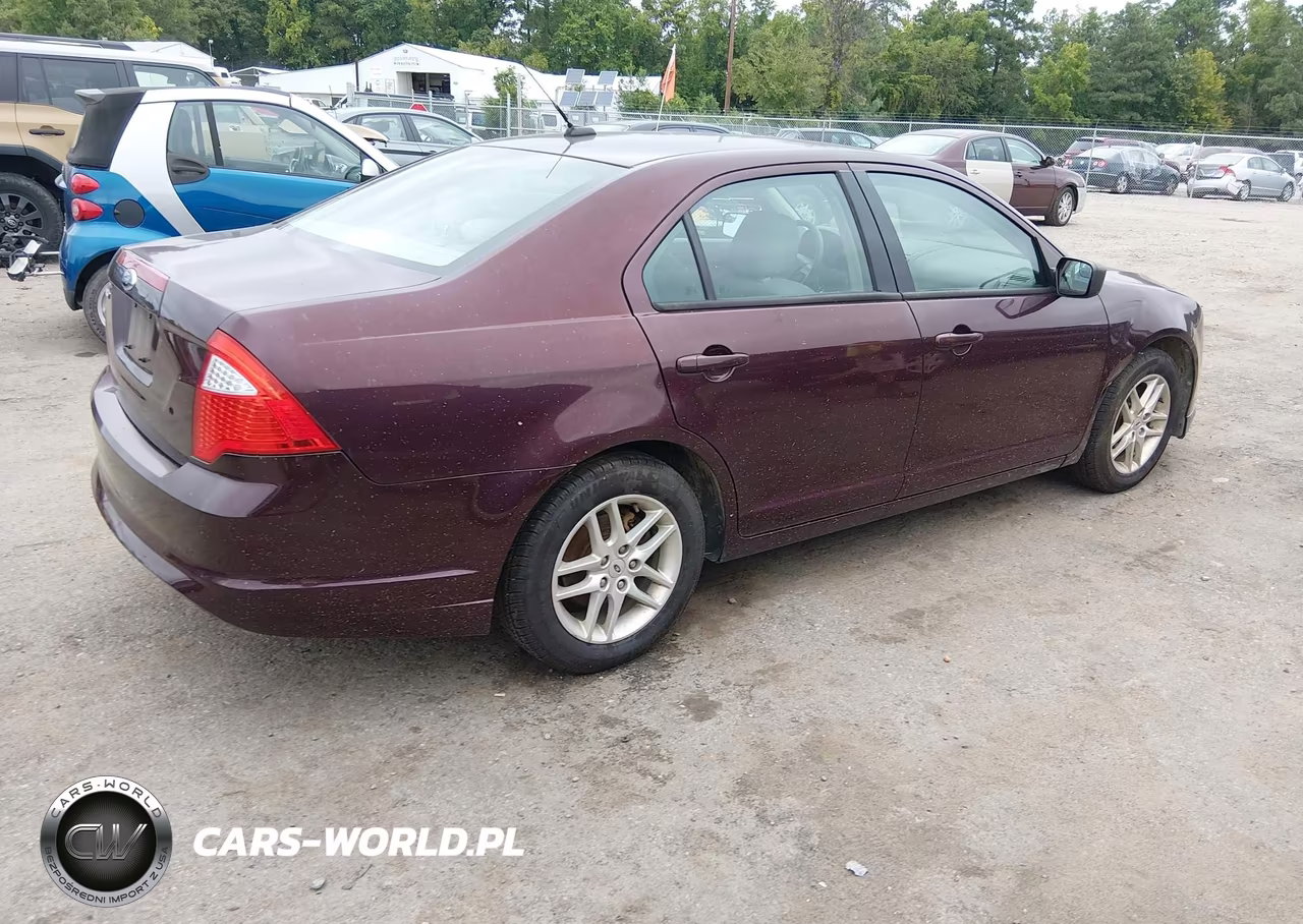 2012 Ford Fusion S VIN:3FAHP0GA4CR449821 - 4