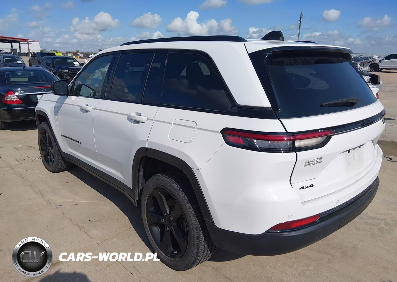 2023 Jeep Grand Cherokee Altitude 4X4 VIN:1C4RJHAG3PC621806 - 3