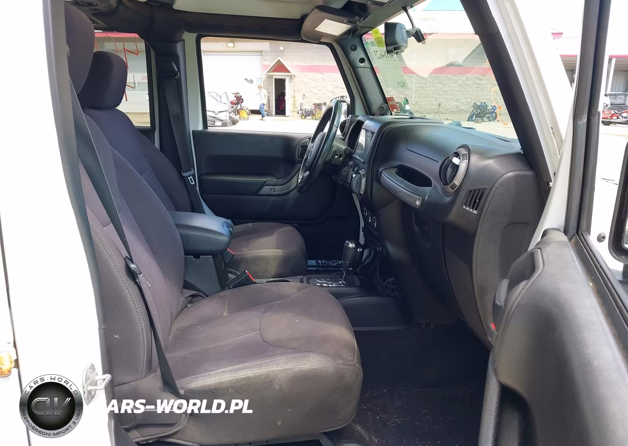 2014 Jeep Wrangler Unlimited Sport VIN:1C4BJWDG3EL194674 - 5