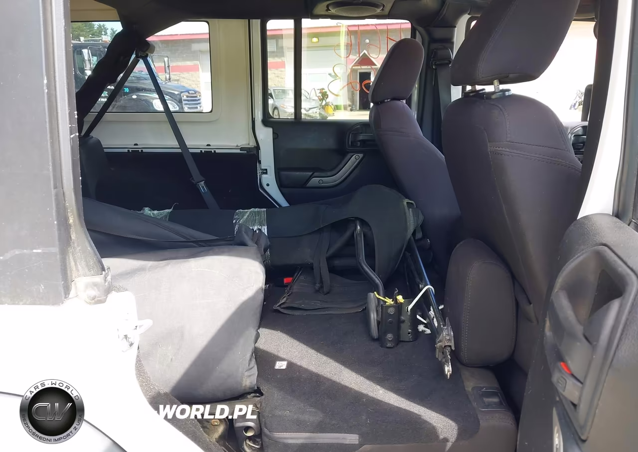 2014 Jeep Wrangler Unlimited Sport VIN:1C4BJWDG3EL194674 - 8