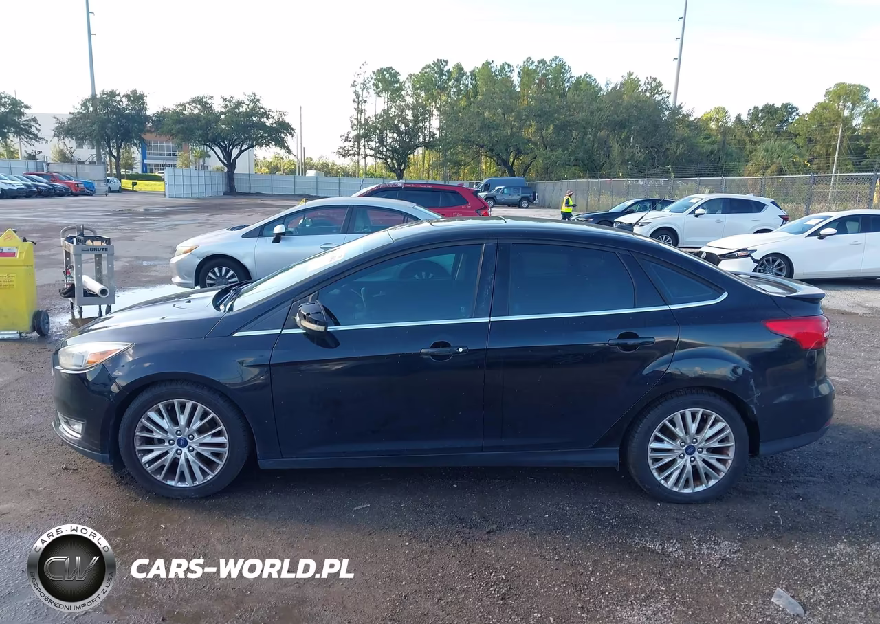 2018 Ford Focus Titanium VIN:1FADP3J20JL324702 - 14