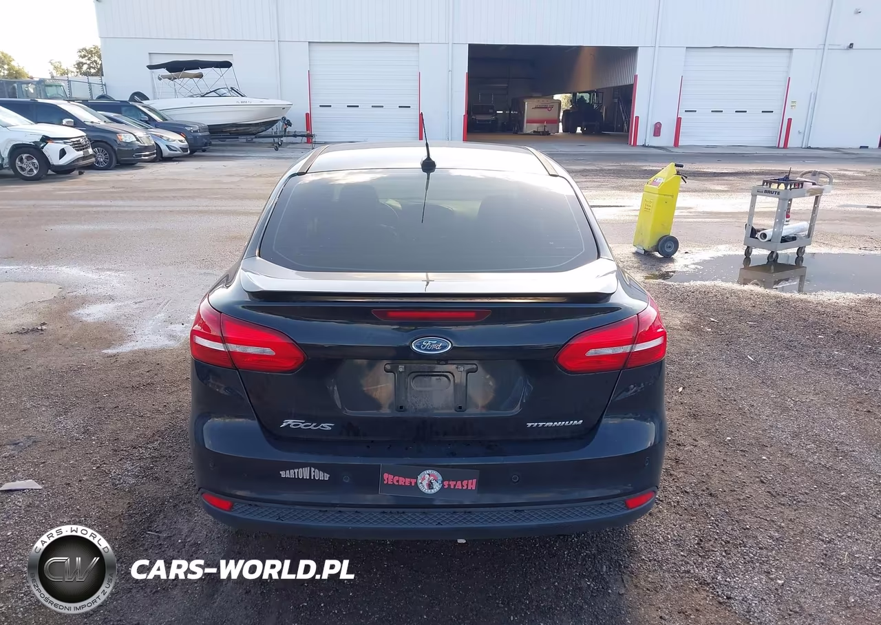 2018 Ford Focus Titanium VIN:1FADP3J20JL324702 - 16