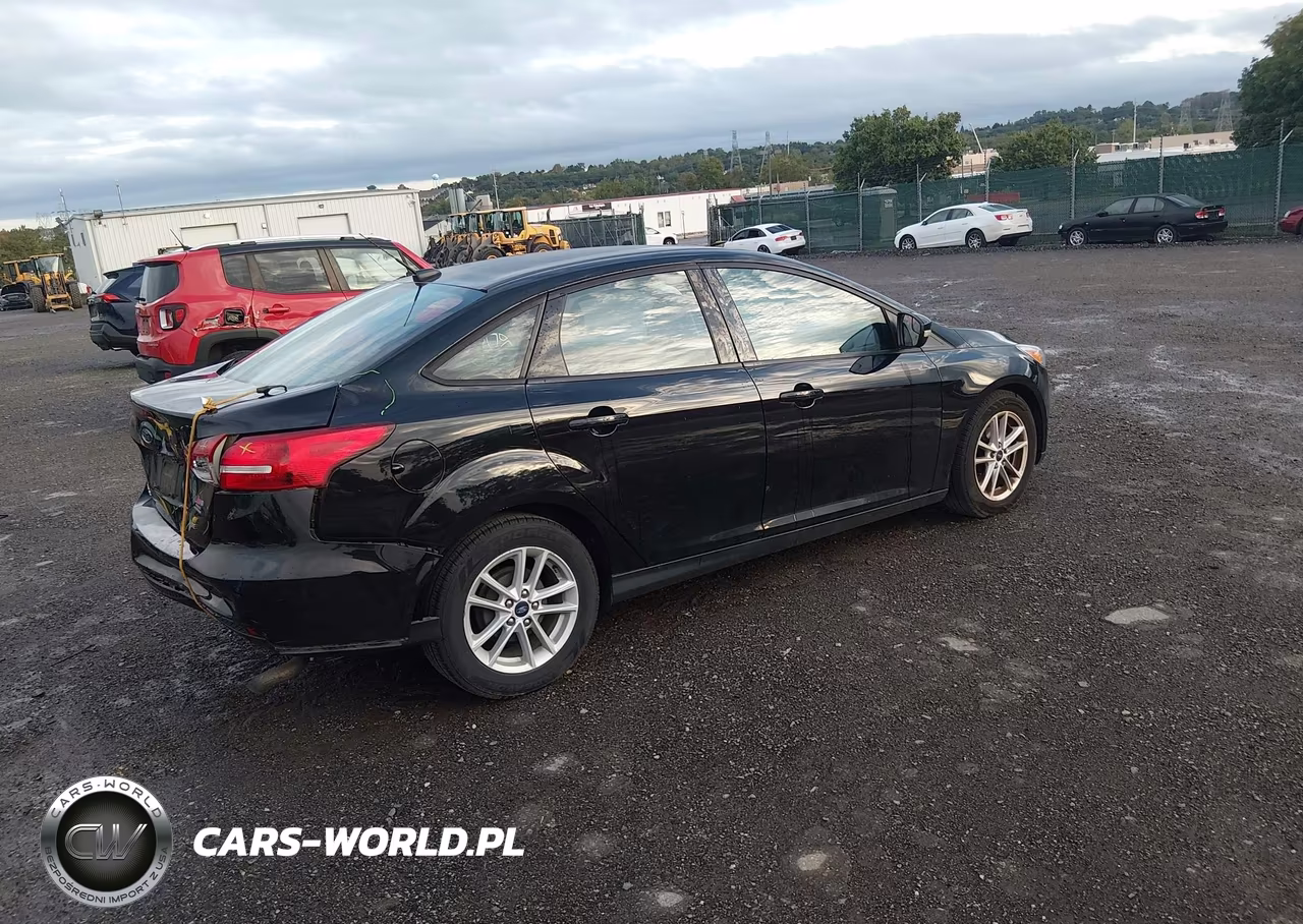 2018 Ford Focus Se VIN:1FADP3F22JL264544 - 4