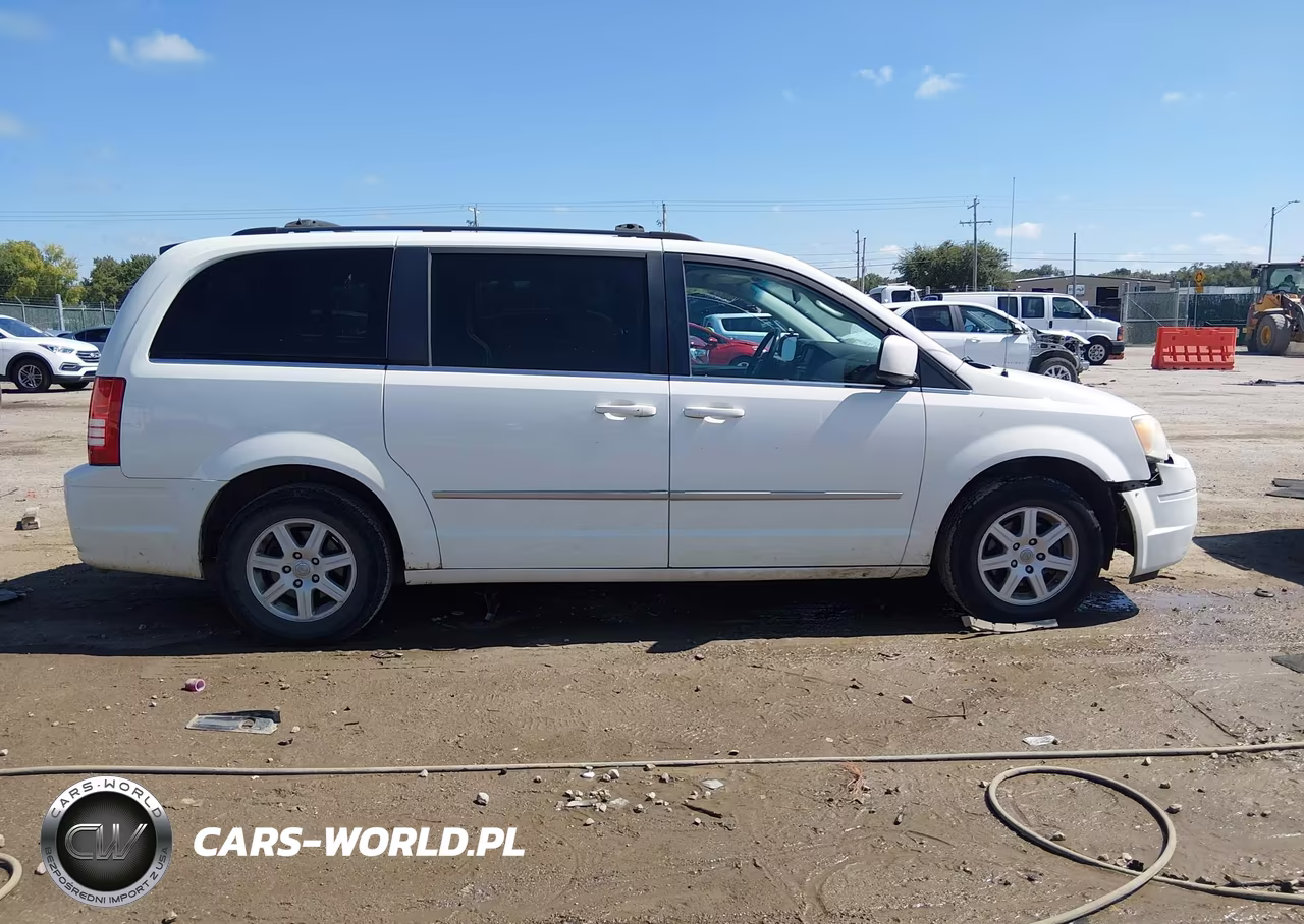 2010 Chrysler Town & Country Touring Plus VIN:2A4RR8D12AR405146 - 13