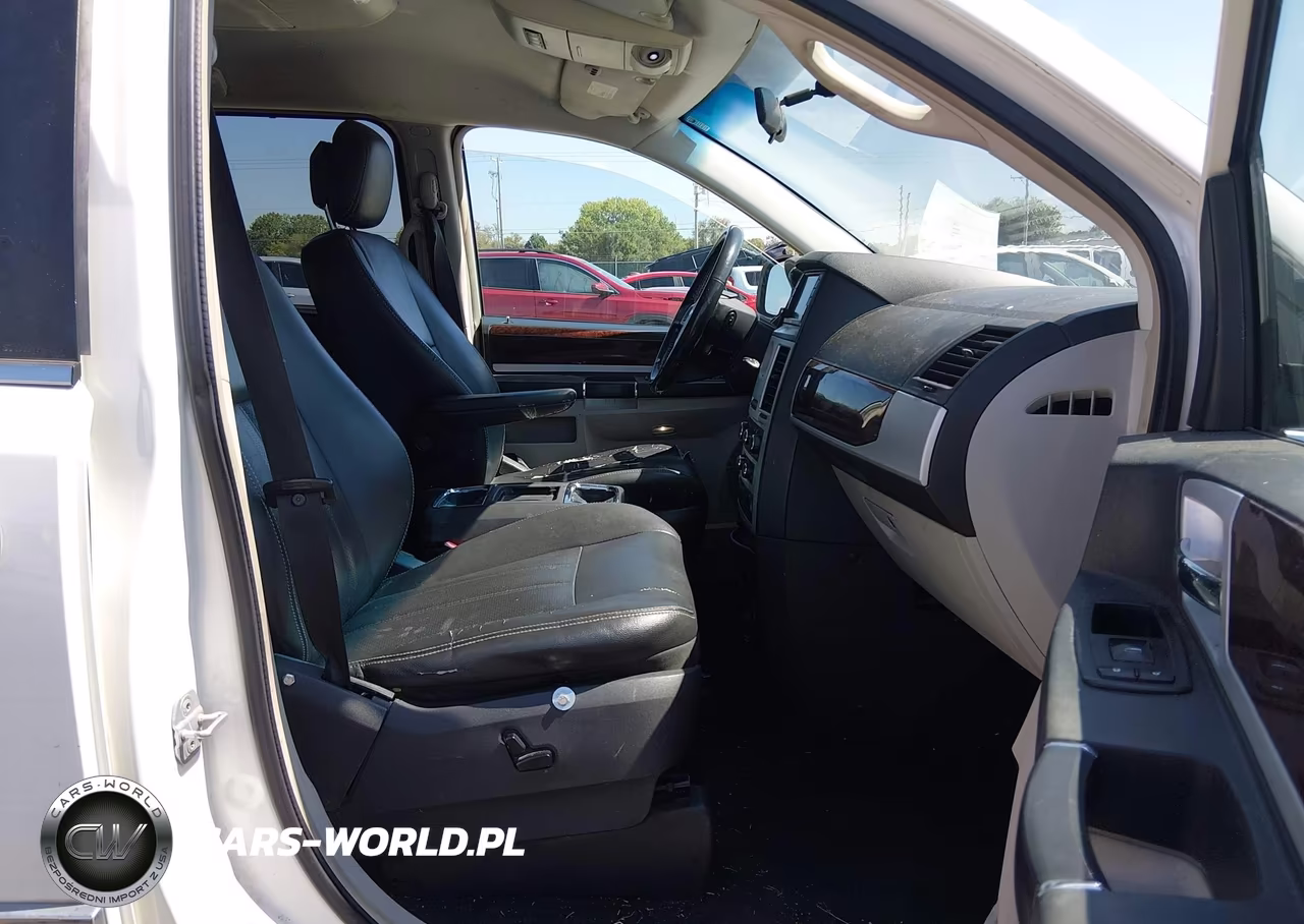 2010 Chrysler Town & Country Touring Plus VIN:2A4RR8D12AR405146 - 5