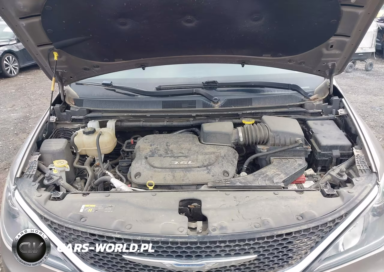 2018 Chrysler Pacifica Touring L VIN:2C4RC1BG8JR123583 - 10