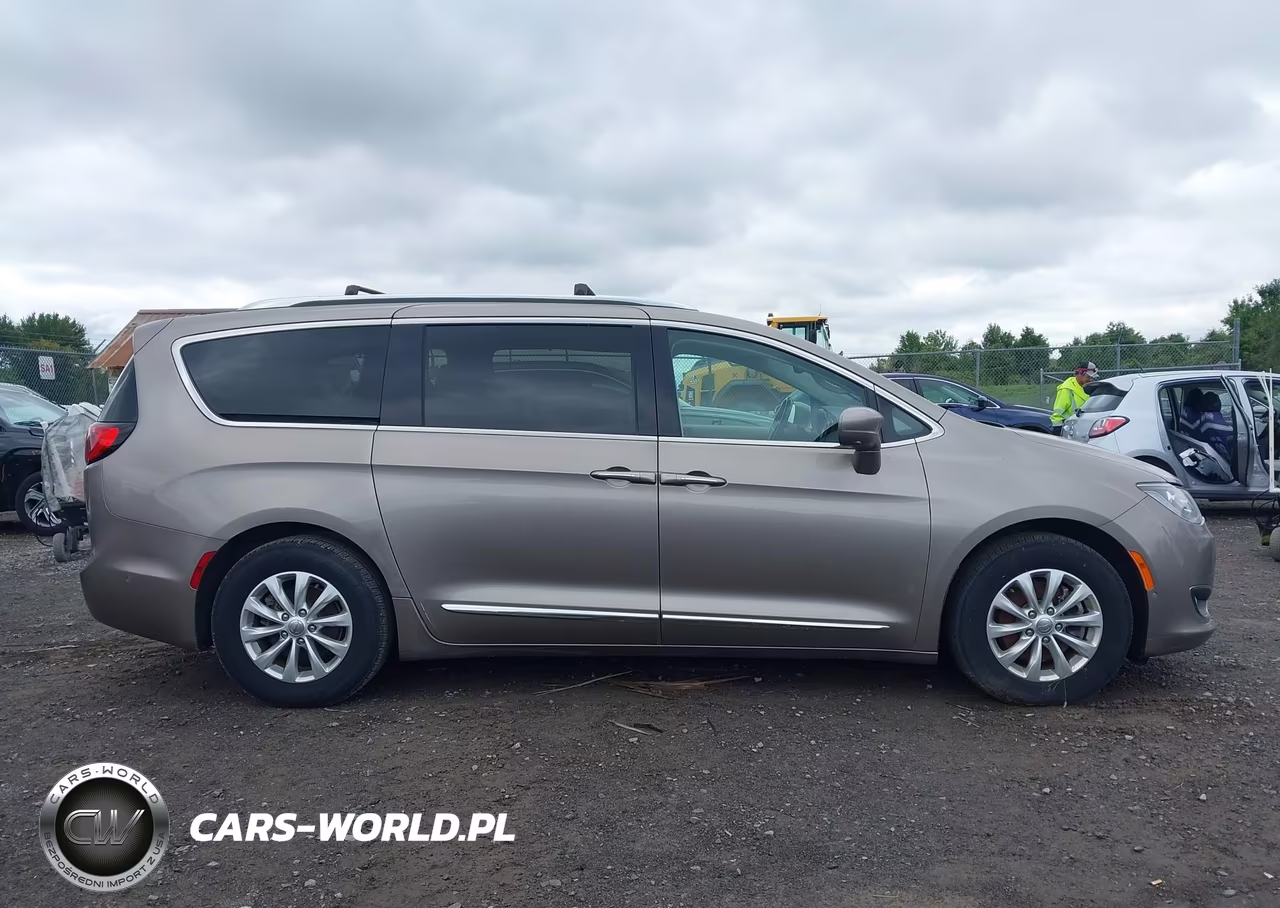 2018 Chrysler Pacifica Touring L VIN:2C4RC1BG8JR123583 - 13