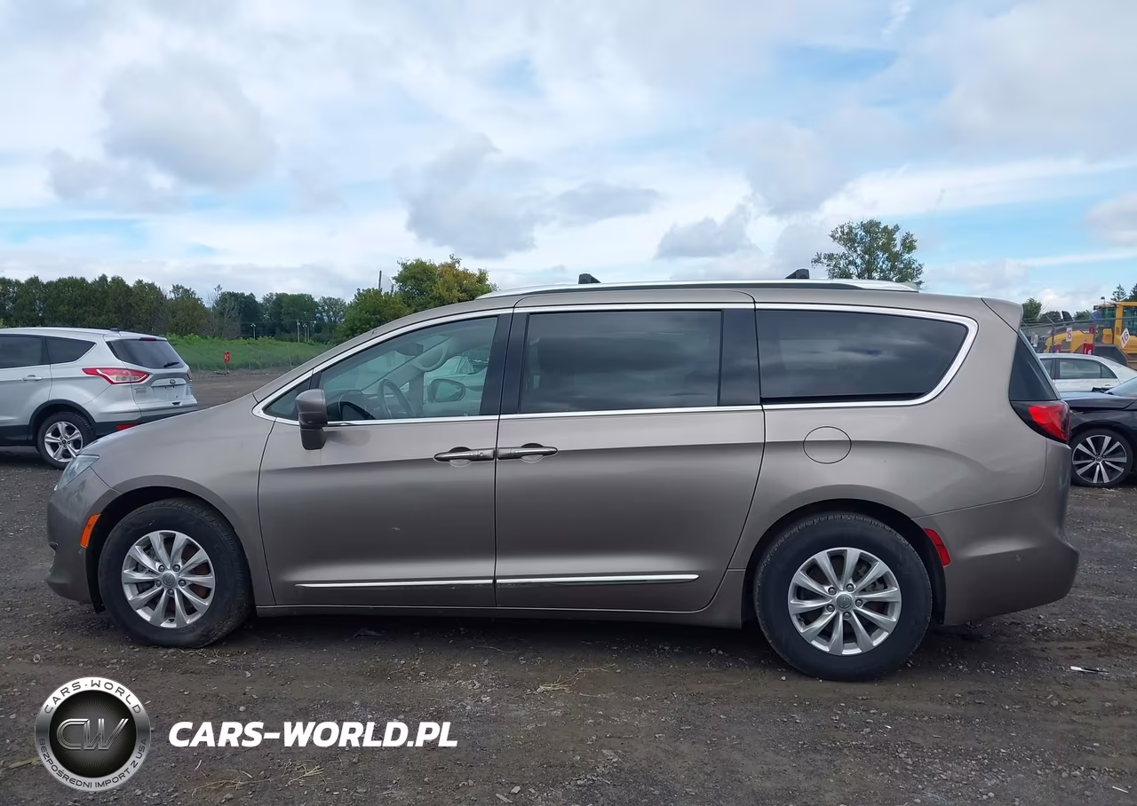 2018 Chrysler Pacifica Touring L VIN:2C4RC1BG8JR123583 - 14