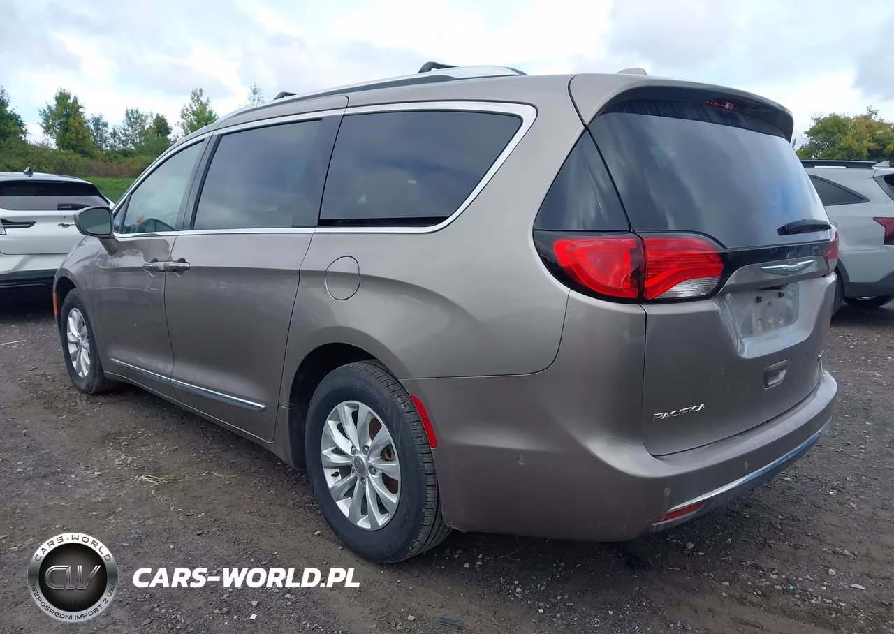 2018 Chrysler Pacifica Touring L VIN:2C4RC1BG8JR123583 - 3