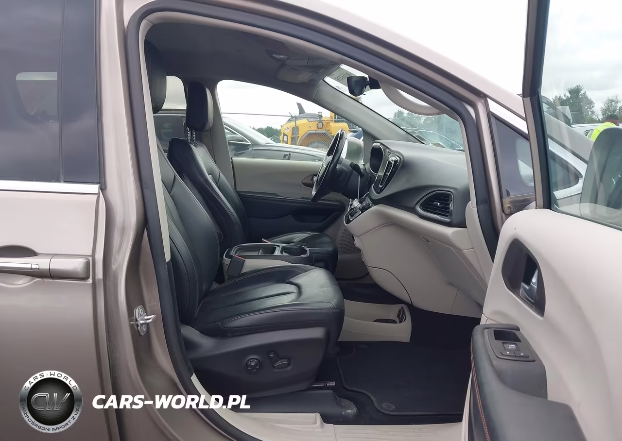 2018 Chrysler Pacifica Touring L VIN:2C4RC1BG8JR123583 - 5