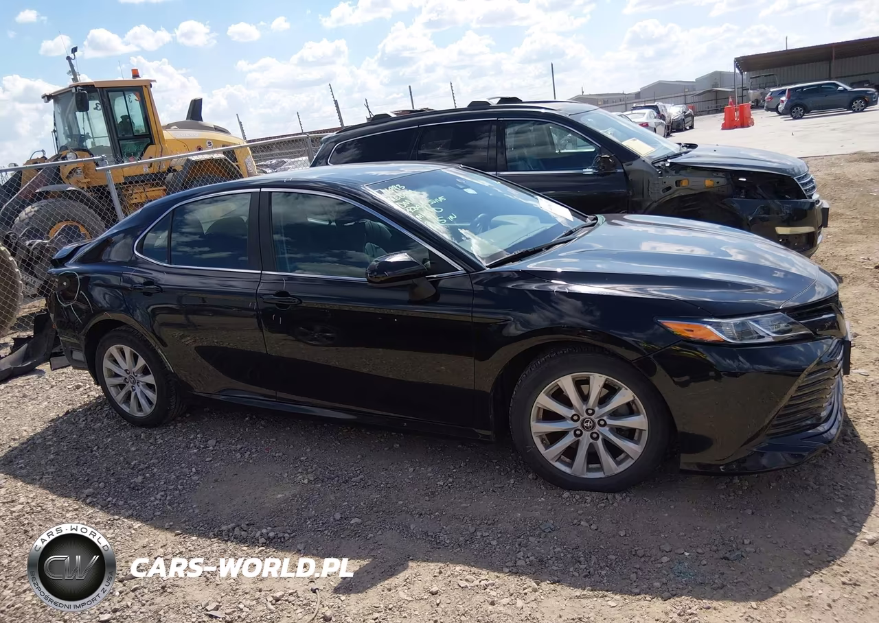 2018 Toyota Camry Le VIN:4T1B11HK5JU054689 - 13
