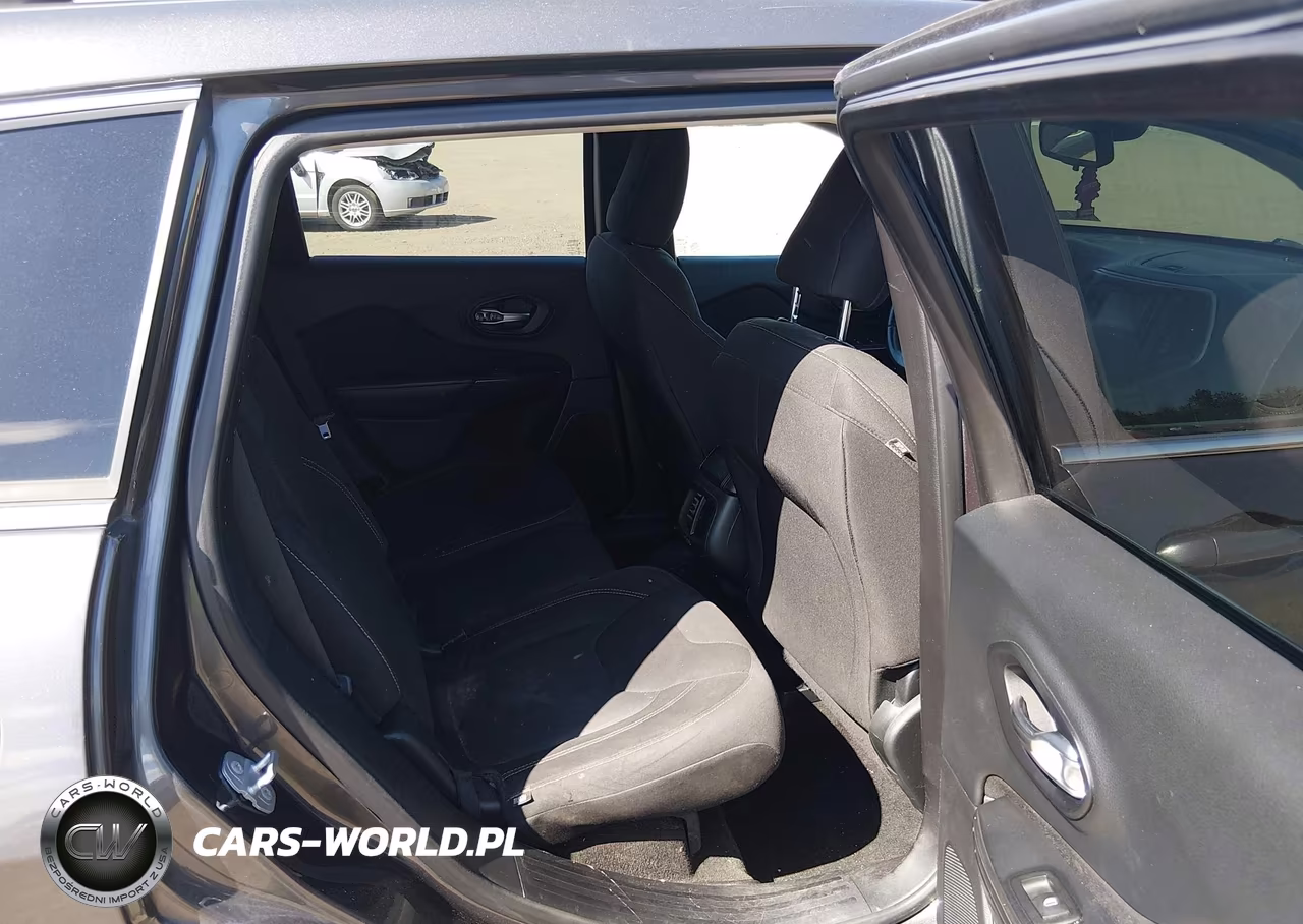 2015 Jeep Cherokee Latitude VIN:1C4PJLCB3FW790782 - 8