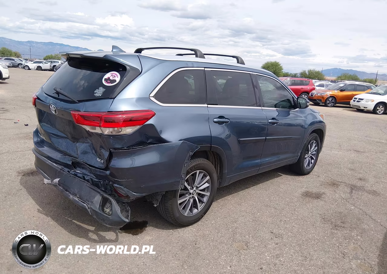 2017 Toyota Highlander Xle VIN:5TDKZRFH1HS525495 - 4