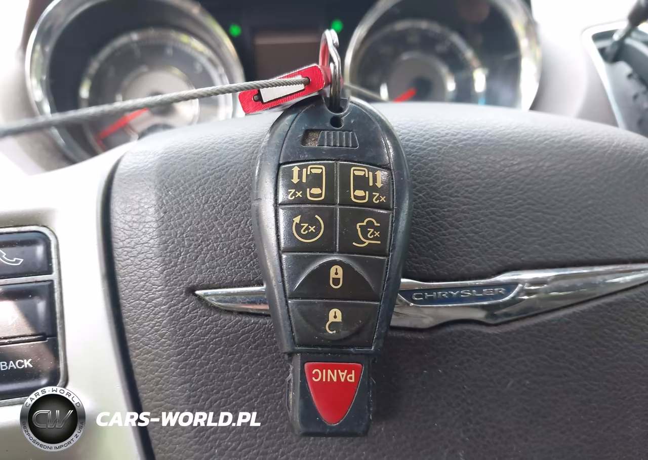2015 Chrysler Town & Country Touring L VIN:2C4RC1CG4FR560731 - 11