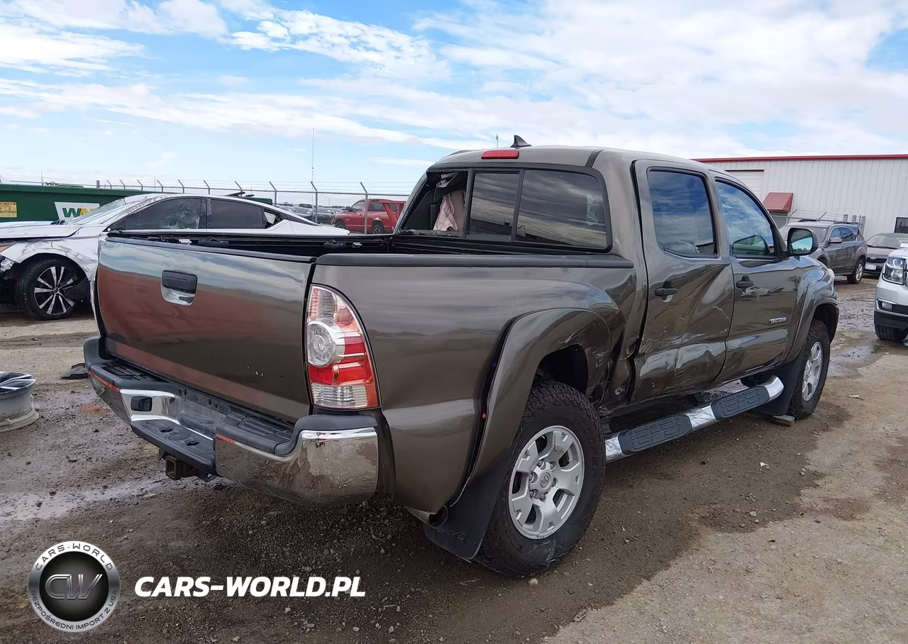 2015 Toyota Tacoma Base V6 VIN:3TMLU4EN8FM170397 - 4