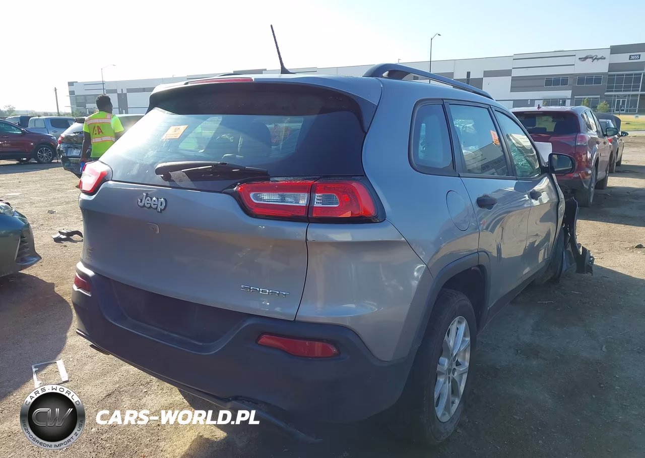 2015 Jeep Cherokee Sport VIN:1C4PJLAB7FW760560 - 4