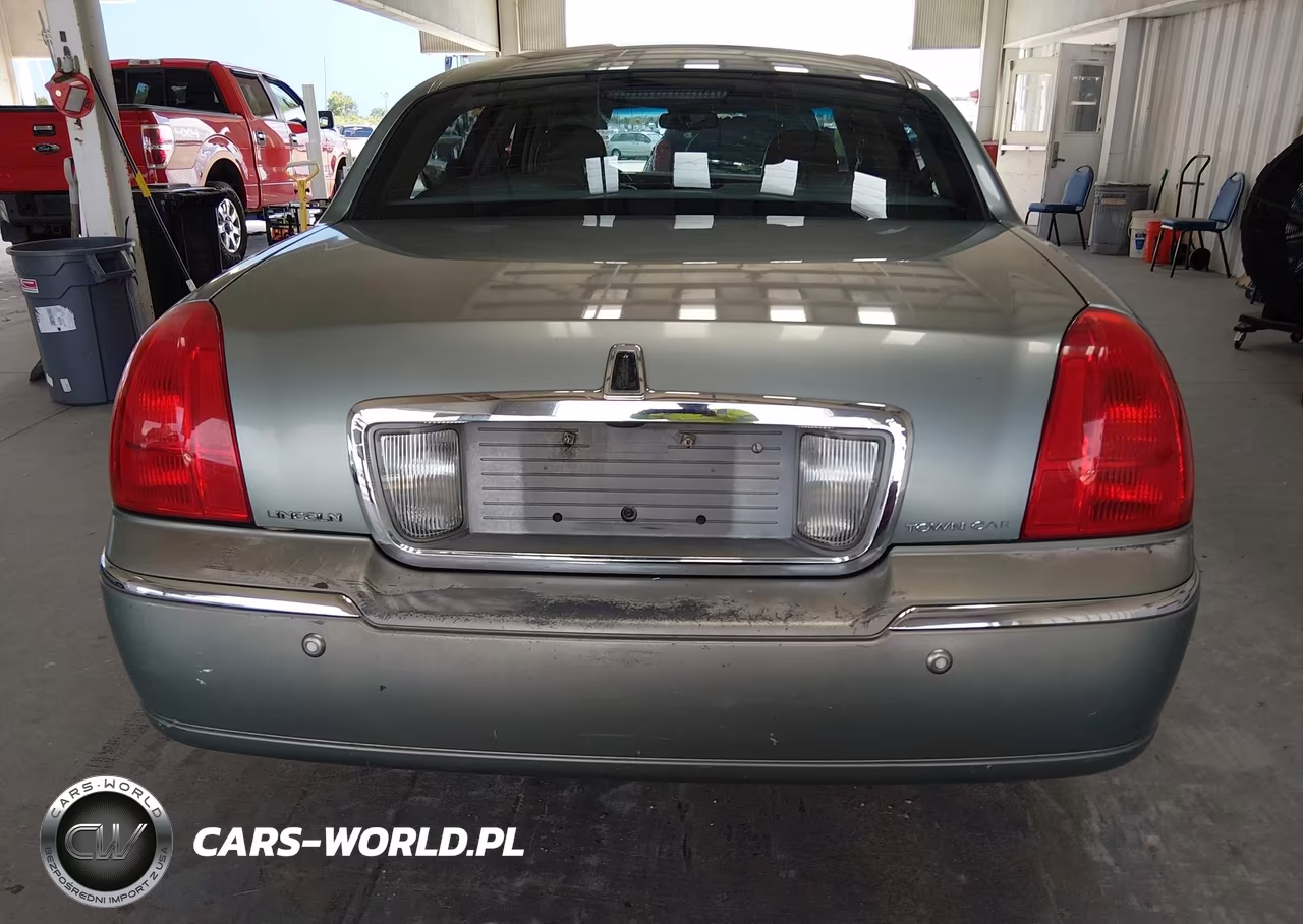 2004 Lincoln Town Car Signature VIN:1LNHM81W44Y678326 - 16