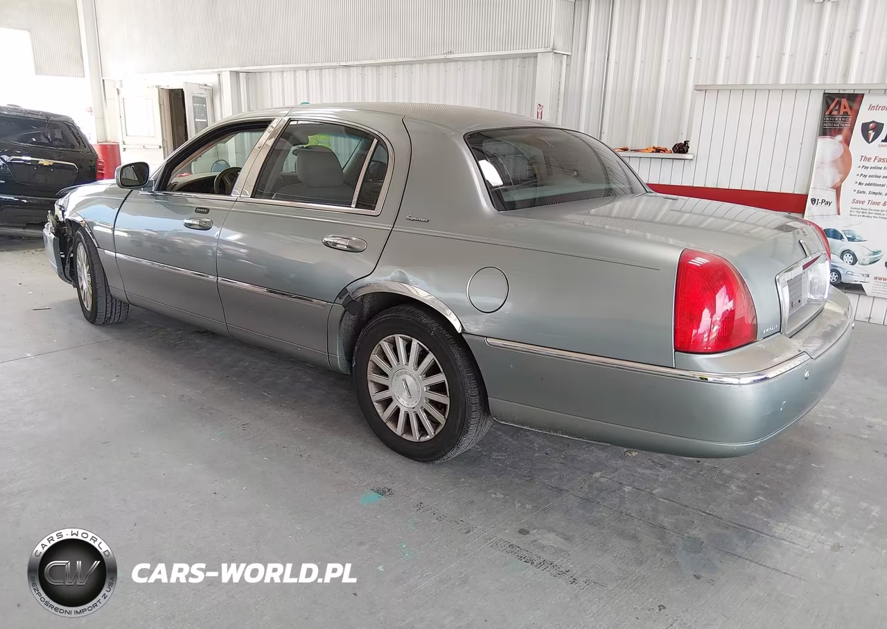 2004 Lincoln Town Car Signature VIN:1LNHM81W44Y678326 - 3