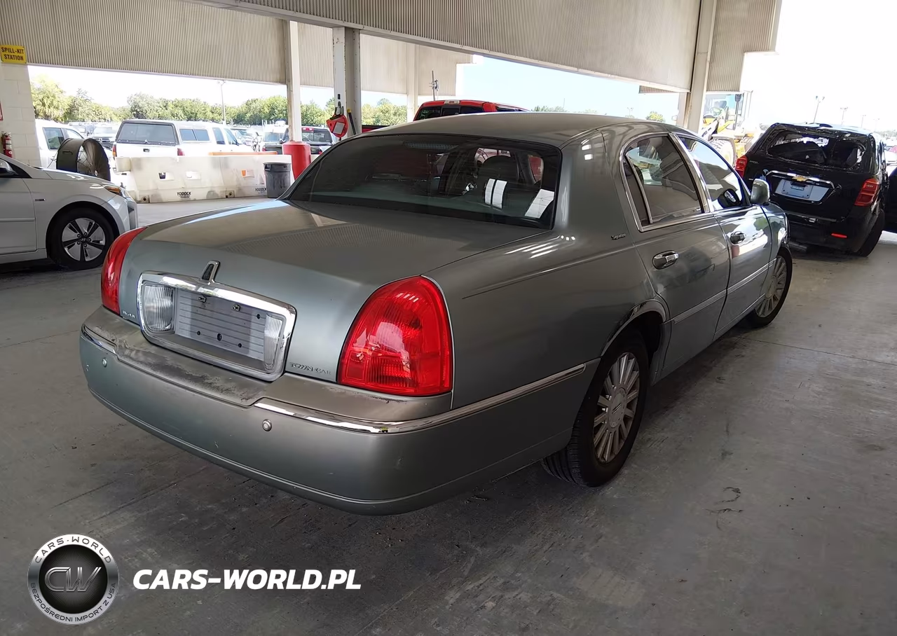 2004 Lincoln Town Car Signature VIN:1LNHM81W44Y678326 - 4