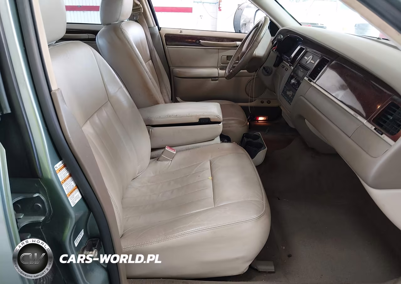 2004 Lincoln Town Car Signature VIN:1LNHM81W44Y678326 - 5