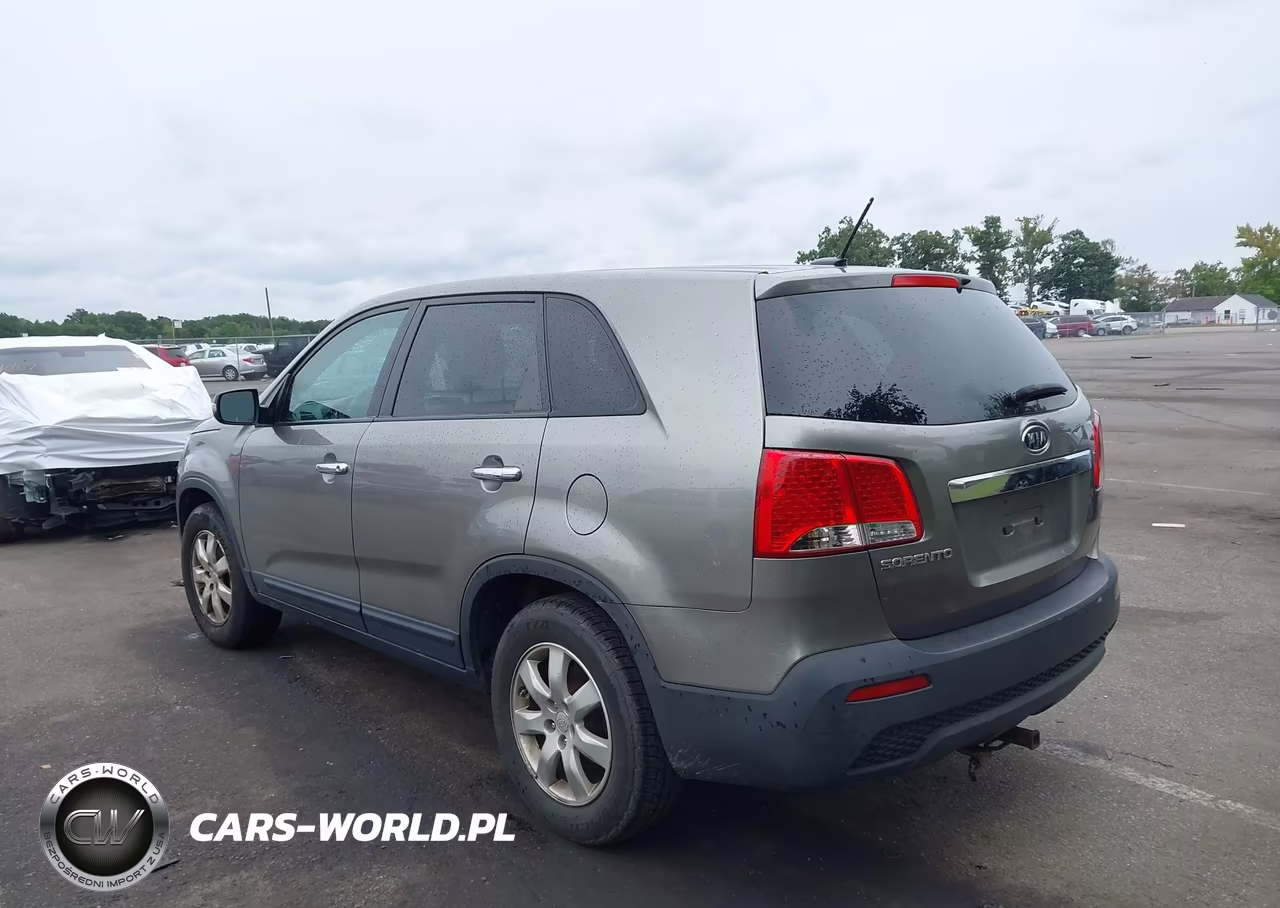2011 Kia Sorento Lx VIN:5XYKT3A14BG056111 - 3