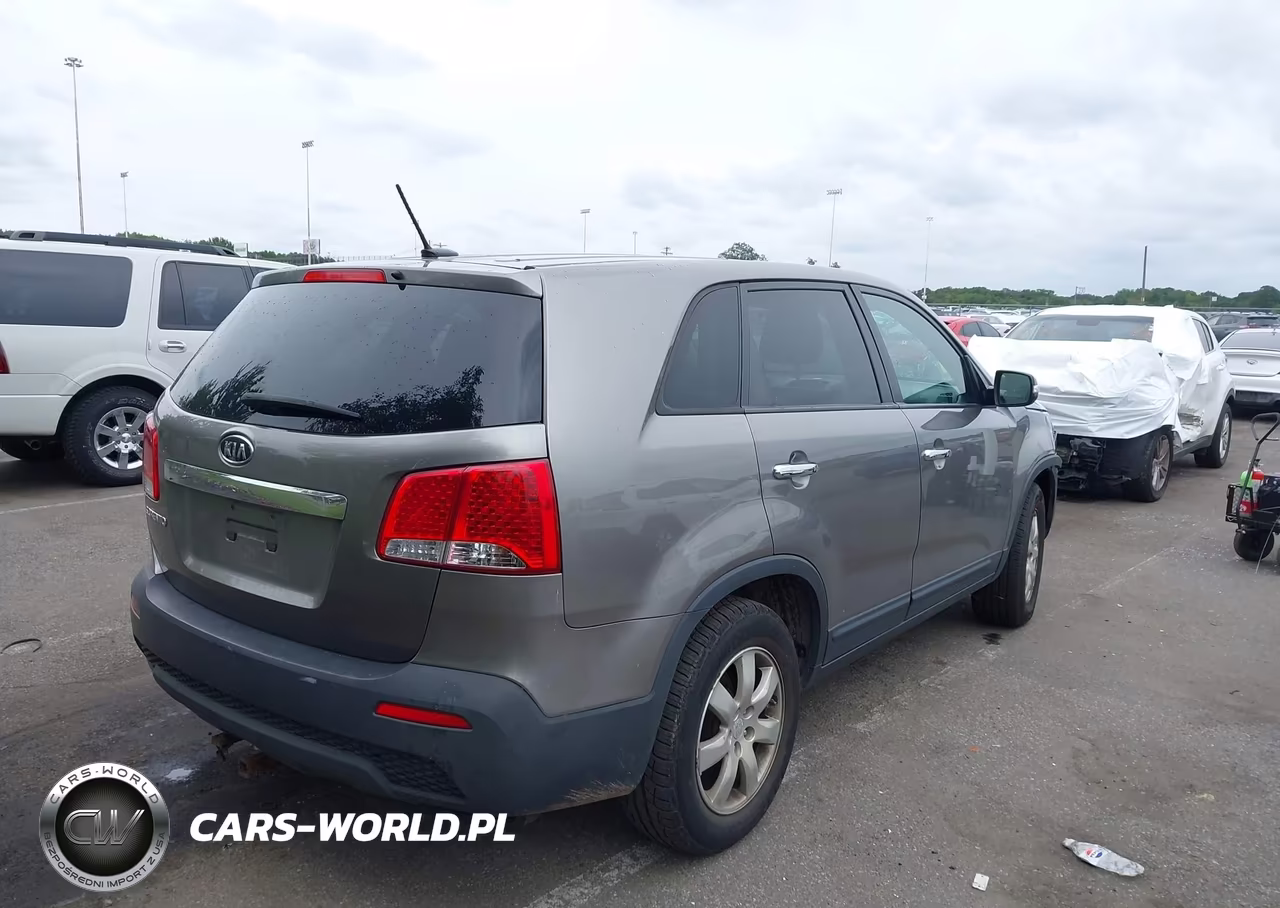 2011 Kia Sorento Lx VIN:5XYKT3A14BG056111 - 4