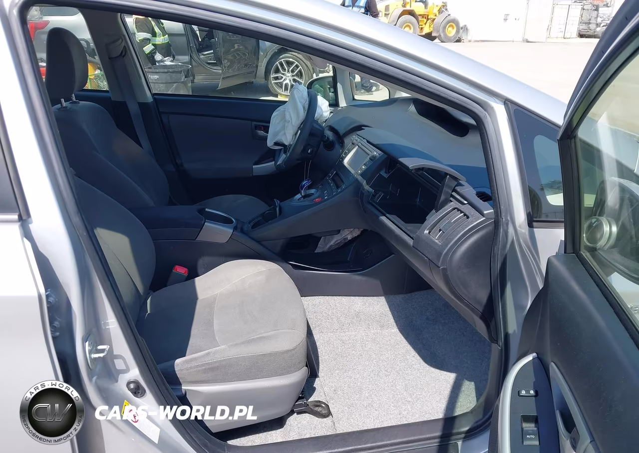 2013 Toyota Prius Two VIN:JTDKN3DU7D5680934 - 5