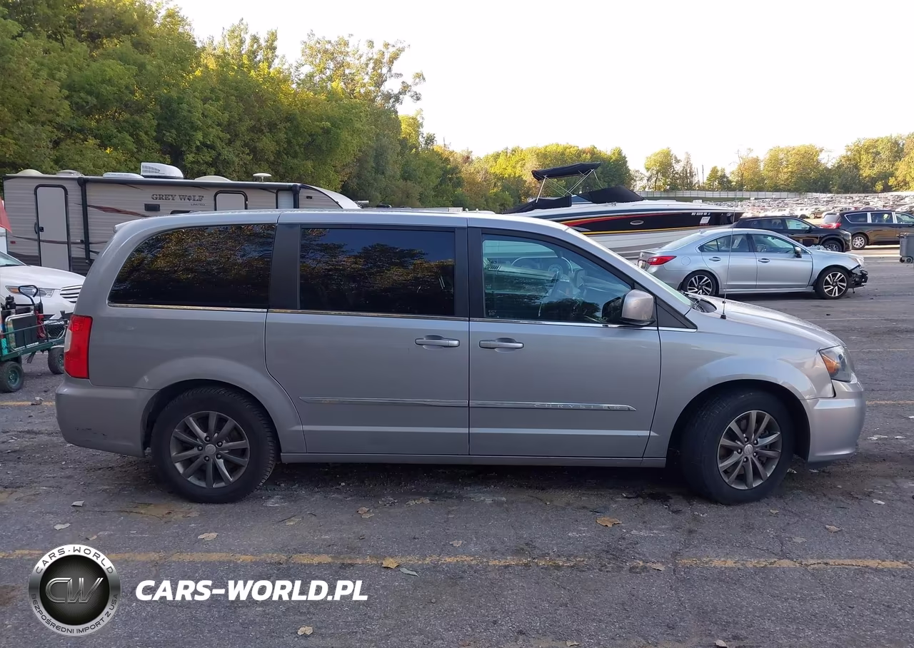 2015 Chrysler Town & Country S VIN:2C4RC1HG4FR698066 - 12