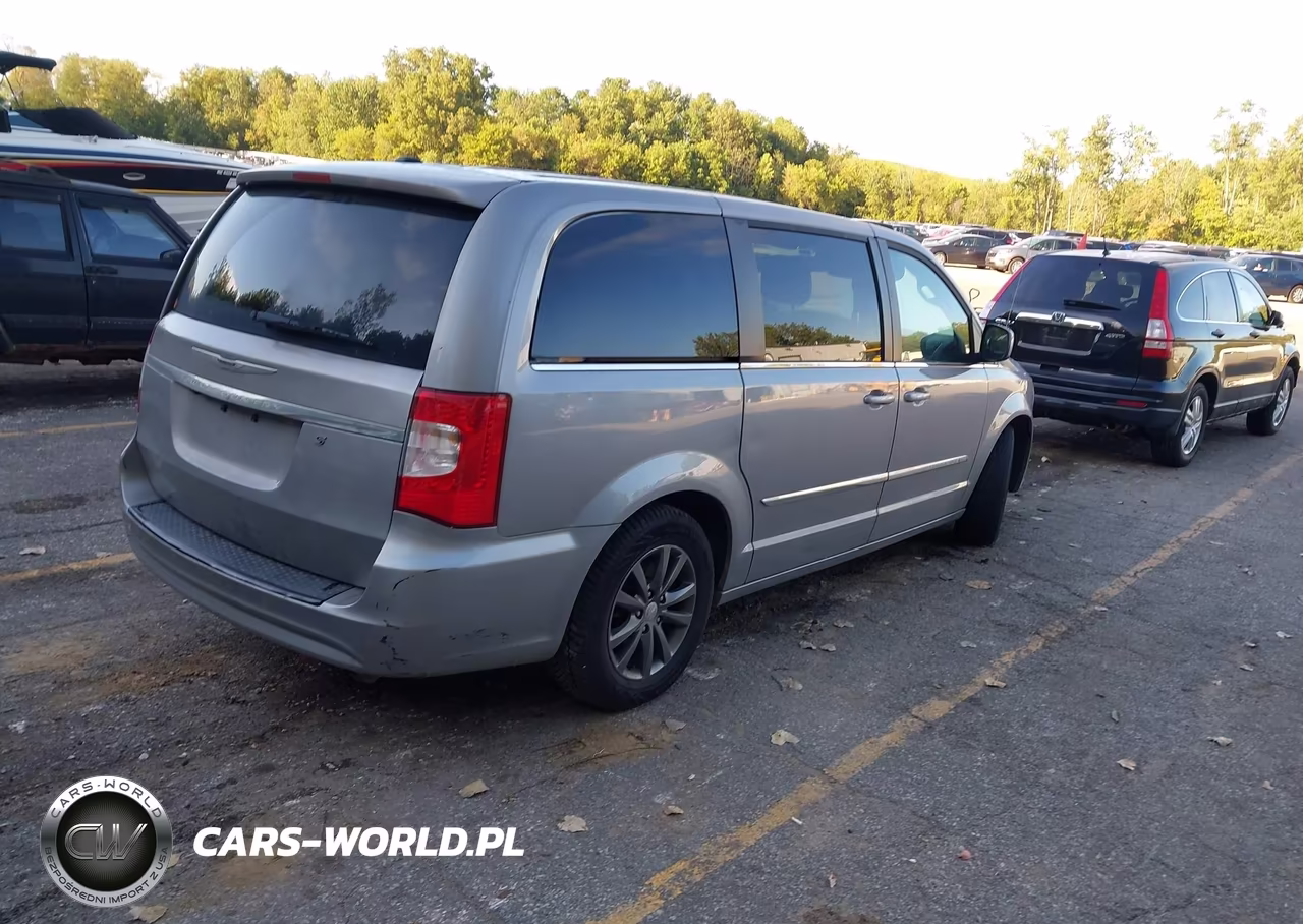 2015 Chrysler Town & Country S VIN:2C4RC1HG4FR698066 - 4