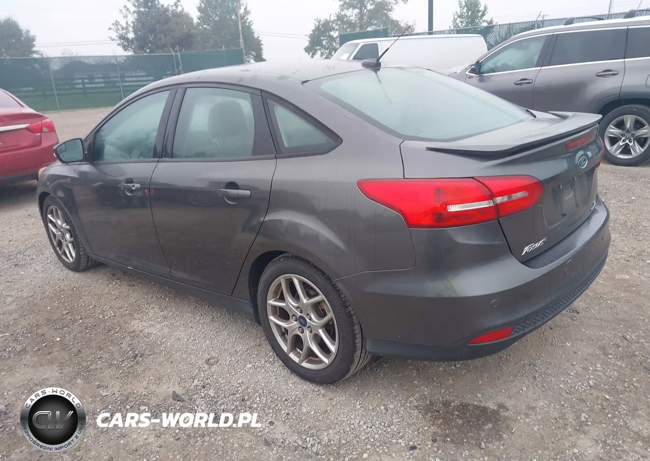 2015 Ford Focus Se VIN:1FADP3F28FL354868 - 3