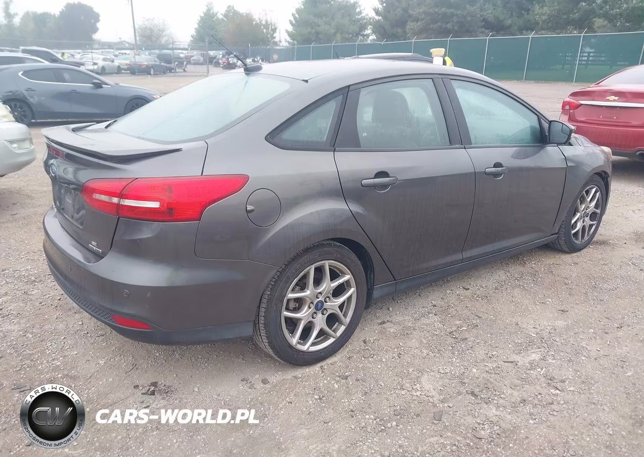 2015 Ford Focus Se VIN:1FADP3F28FL354868 - 4